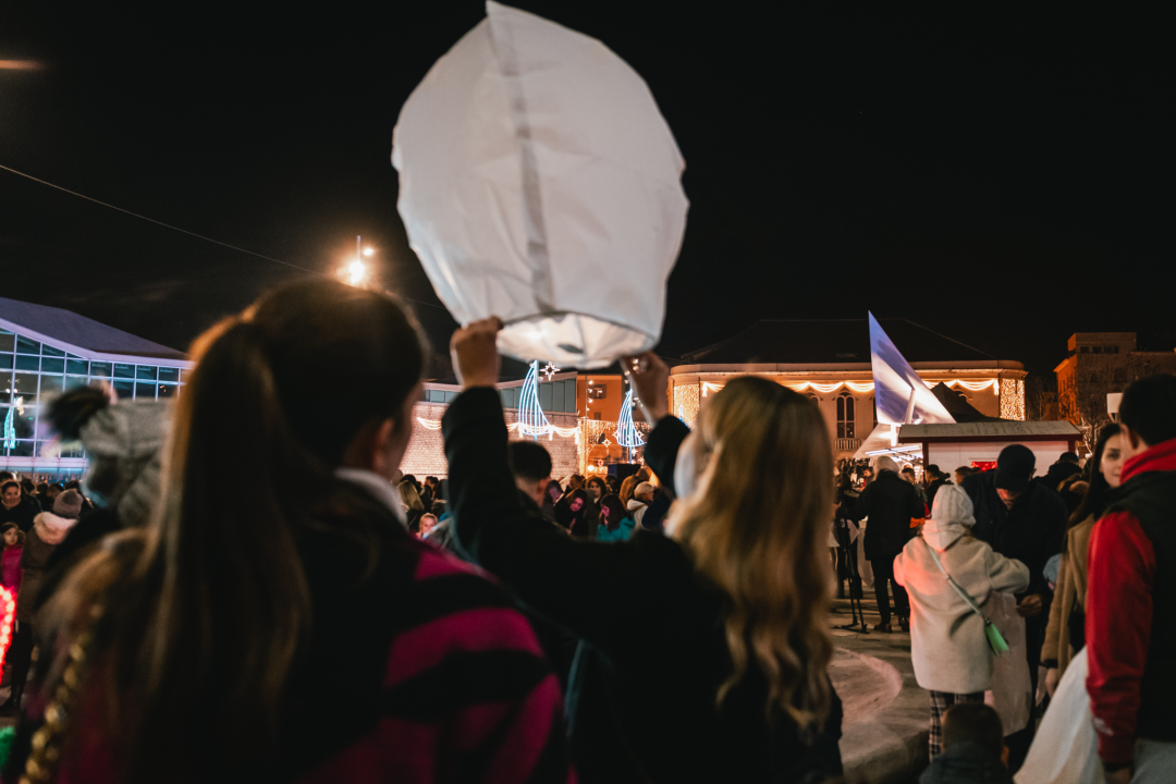 Na Poljani pušteni lampioni za Kiaru: Prekrasni prizori u mirnoj novogodišnjoj noći