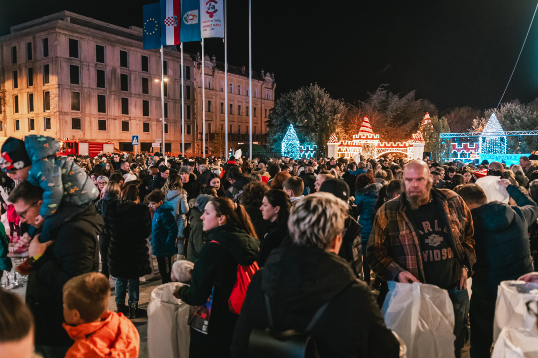 Na Poljani pušteni lampioni za Kiaru: Prekrasni prizori u mirnoj novogodišnjoj noći
