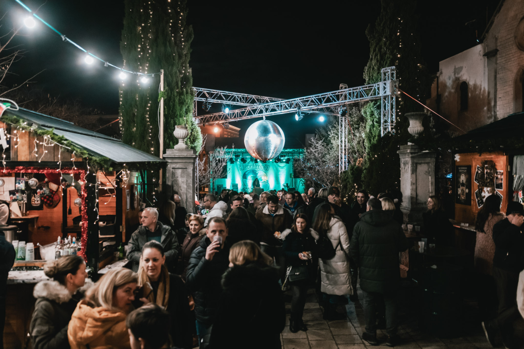 Na Poljani pušteni lampioni za Kiaru: Prekrasni prizori u mirnoj novogodišnjoj noći