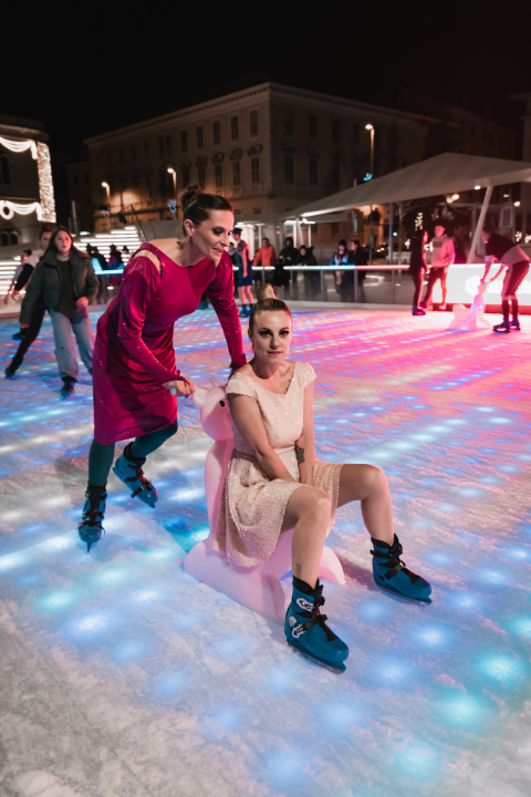 Modna bajka na Vitićevom moru: Šibenčanke klizale u vintage raskošnim haljinama!