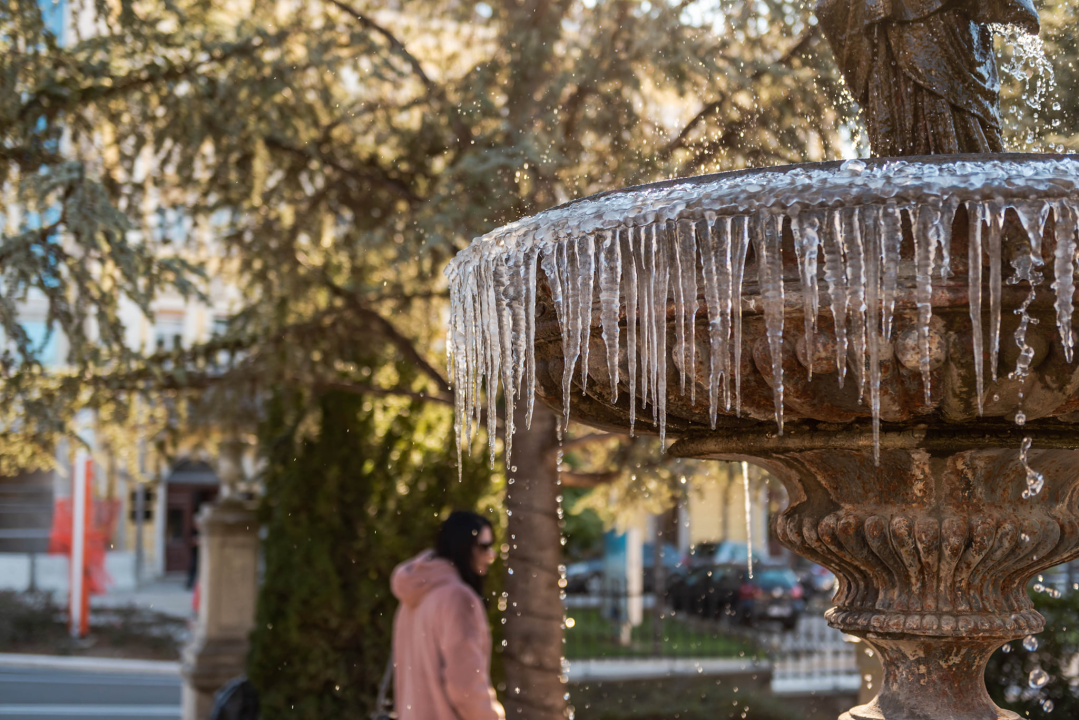 Zaledila fontana: Prije nego posegnete za mobitelom fotkati ovaj prizor u đardinu, pripazite gdje stajete