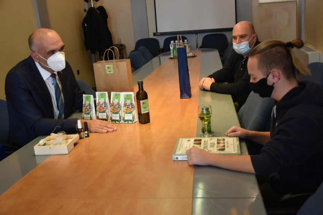 Župan Jelić primio mladog šibenskog biologa Sebastiana Ćatu: Zbog otkrića novih vrsta poklonio mu enciklopediju