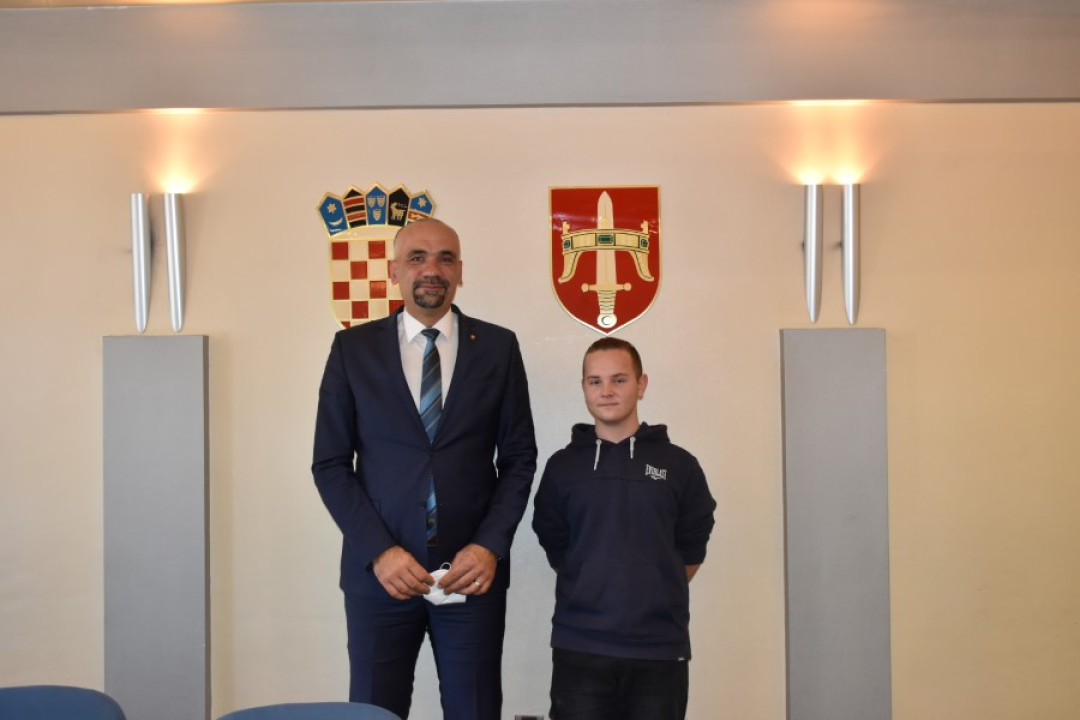 Župan Jelić primio mladog šibenskog biologa Sebastiana Ćatu: Zbog otkrića novih vrsta poklonio mu enciklopediju