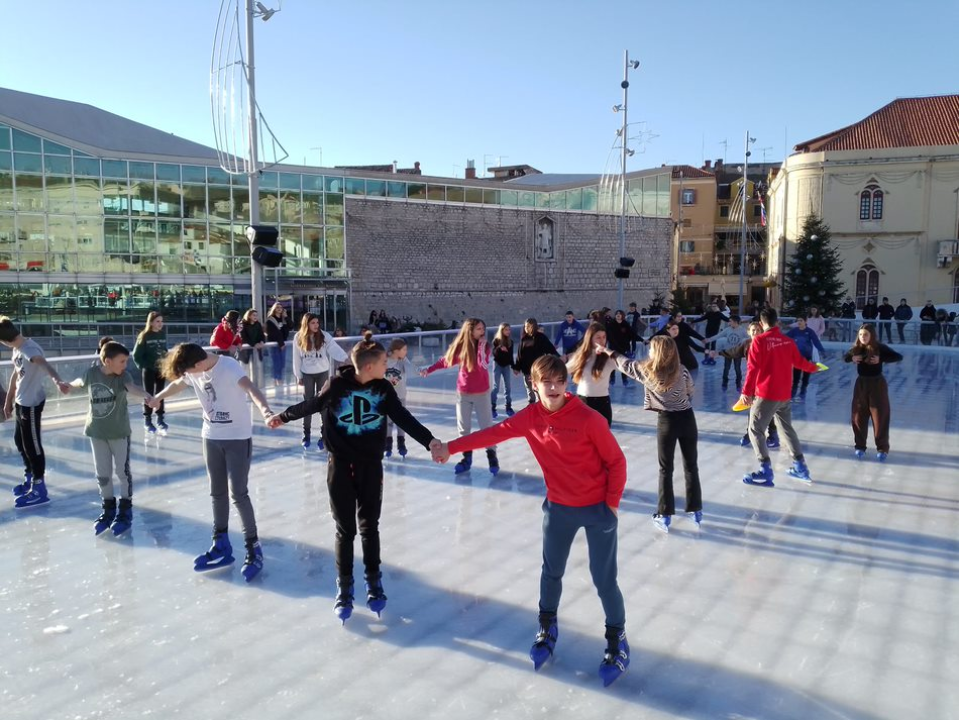 Održana 'Šibenska zimska Olimpijada': Pet ekipa odmjerilo snage na ledu, Jurini Jazavci pobijedili