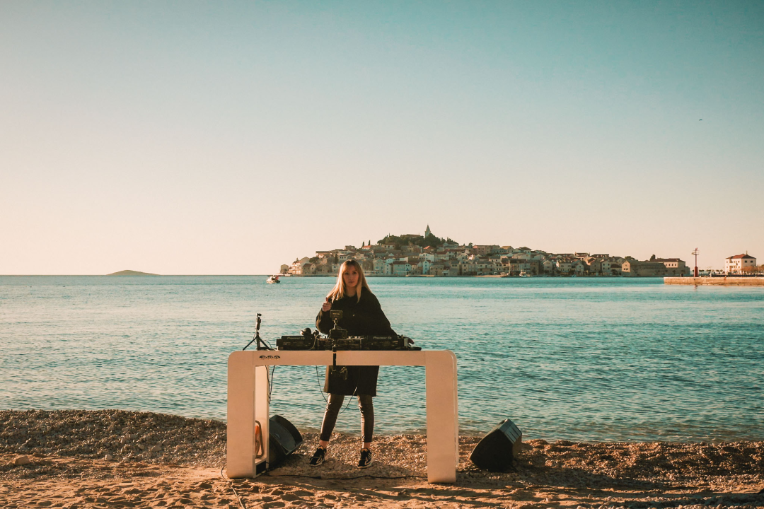 Nora Van Elken snimila set na primoštenskoj plaži, gledat će ga 10 milijuna pratitelja ‘Chill Nationa’