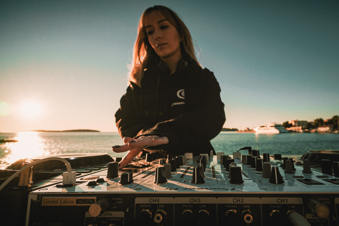 Nora Van Elken snimila set na primoštenskoj plaži, gledat će ga 10 milijuna pratitelja ‘Chill Nationa’