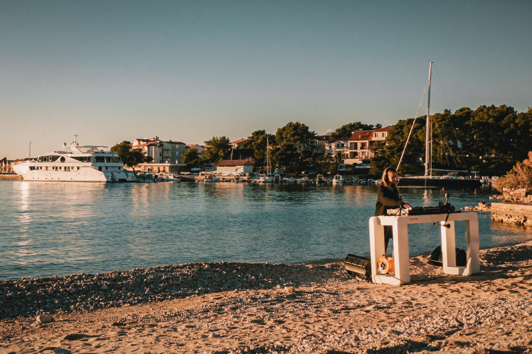 Nora Van Elken snimila set na primoštenskoj plaži, gledat će ga 10 milijuna pratitelja ‘Chill Nationa’