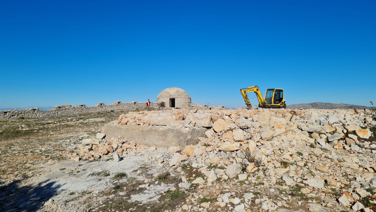 Poviše Šubićevca srušena stara vojna zgrada, bager ravna teren: 'Gradit će se kuća, u bunkerima će biti spavaonice'
