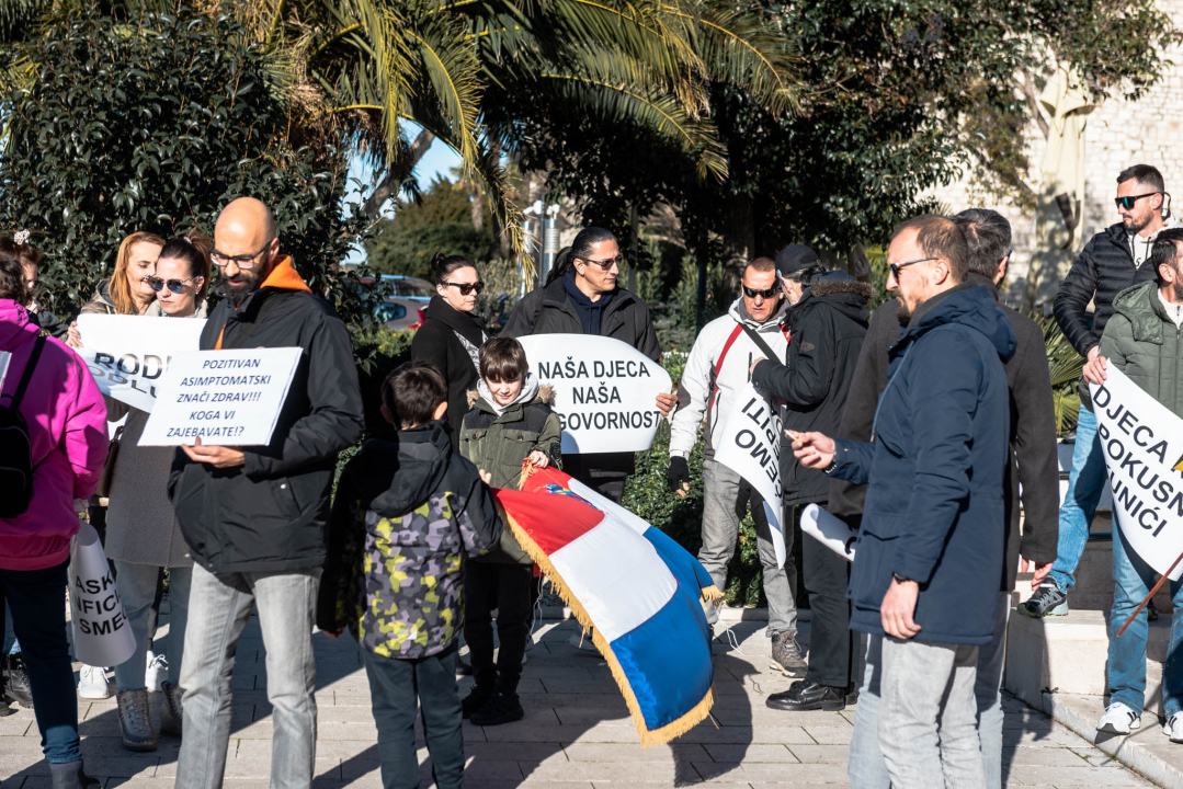 Opet prosvjedi protiv covid mjera: Antivaksersko društvo krenulo od Županije prema HZJZ-u  