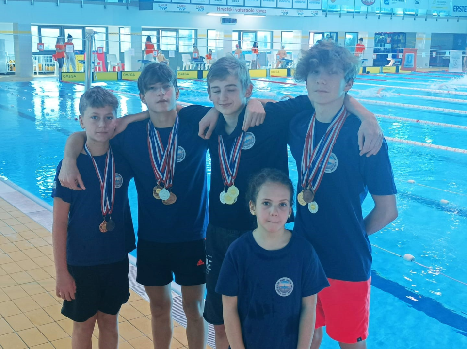 Plivači 'Mora' okitili se s čak 26 odličja: Sjajni su bili Stegić, Lokas i Karađole