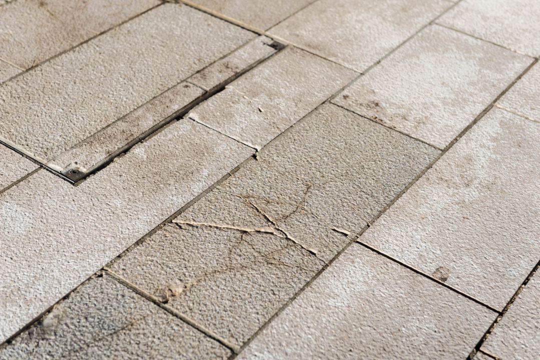 Stroj za čišćenje uništio dio kamenih ploča na Poljani: 'Bilo je sigurno da će se to dogoditi'