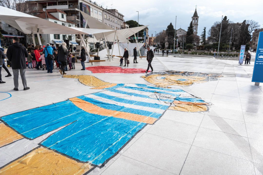 Kiša ubila romantiku Valentinova u Šibeniku: Na Poljani ruže, dječak Paško, nešto djece i slučajni prolaznici