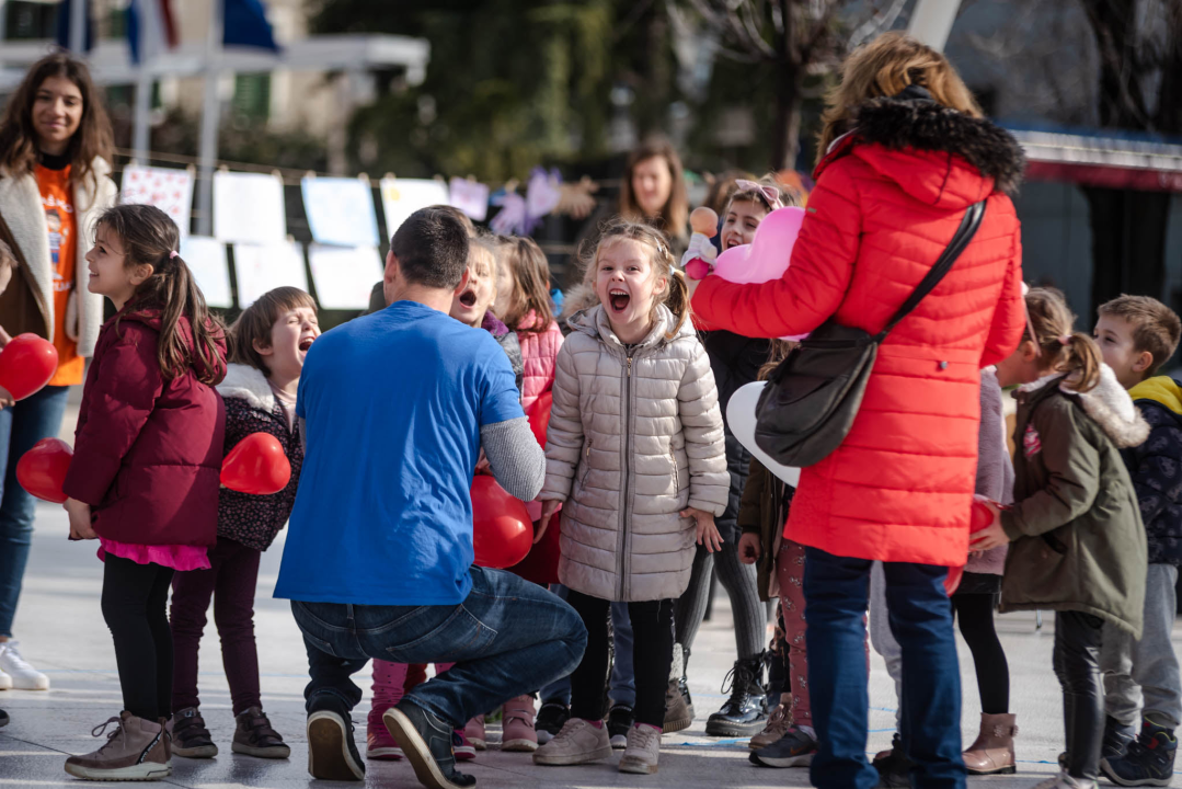 Kiša ubila romantiku Valentinova u Šibeniku: Na Poljani ruže, dječak Paško, nešto djece i slučajni prolaznici