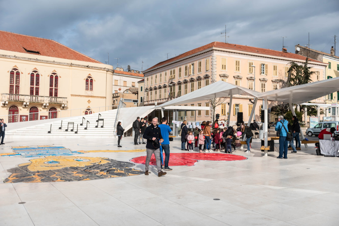 Kiša ubila romantiku Valentinova u Šibeniku: Na Poljani ruže, dječak Paško, nešto djece i slučajni prolaznici