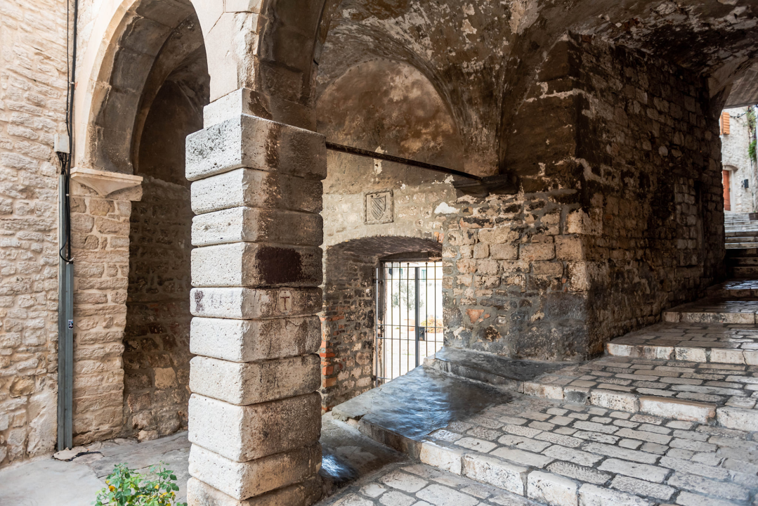 Počeli radovi obnove najstarije šibenske ulice: Prva faza gotova do travnja pa pauza zbog sezone