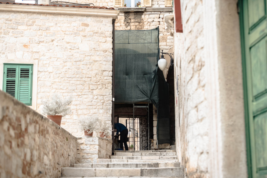 Počeli radovi obnove najstarije šibenske ulice: Prva faza gotova do travnja pa pauza zbog sezone