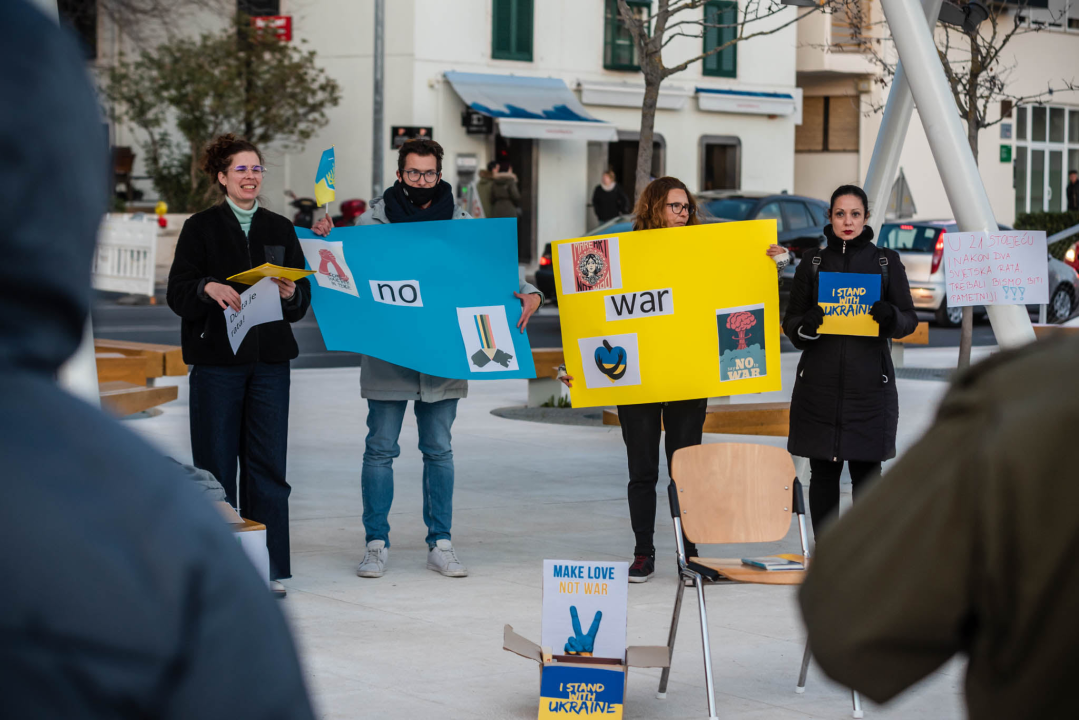 Tridesetak Šibenčana okupilo se na Poljani: Mirno se prosvjedovalo protiv rata u Ukrajini 