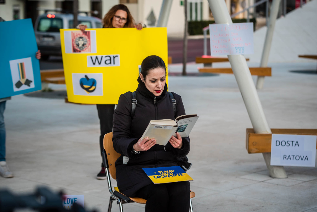 Tridesetak Šibenčana okupilo se na Poljani: Mirno se prosvjedovalo protiv rata u Ukrajini 