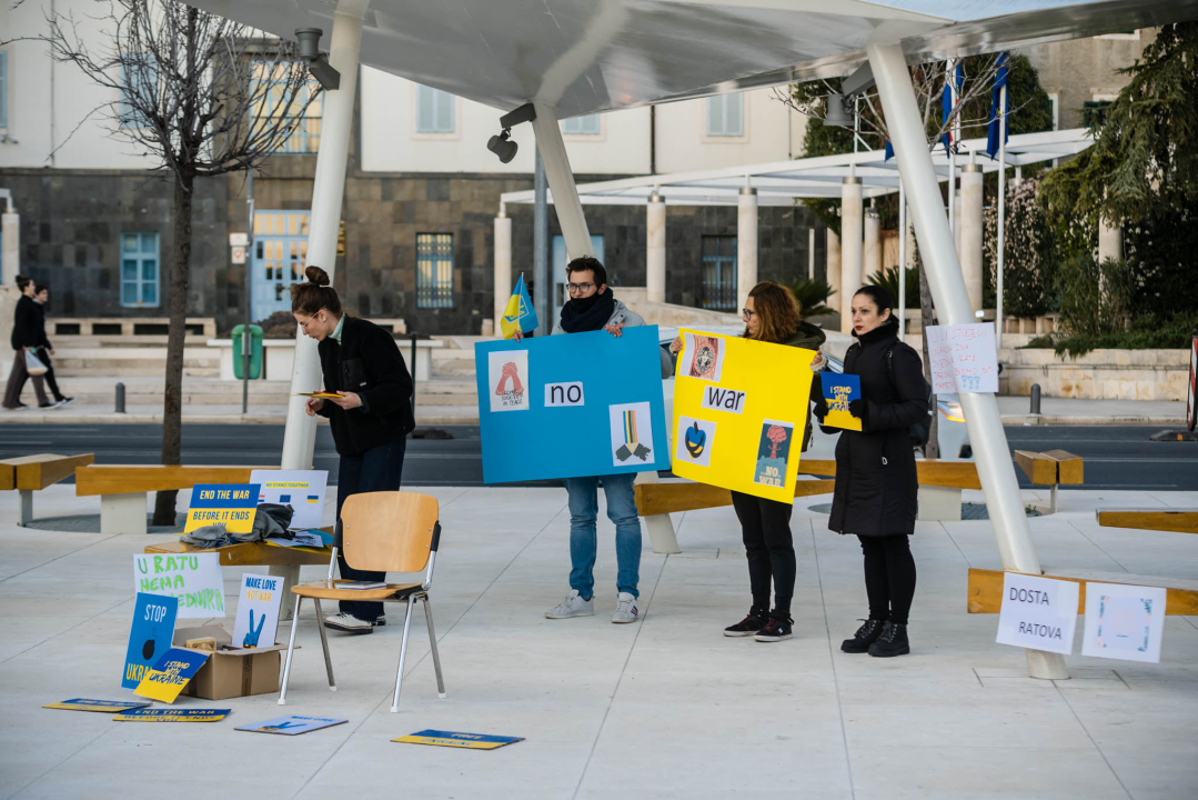 Tridesetak Šibenčana okupilo se na Poljani: Mirno se prosvjedovalo protiv rata u Ukrajini 