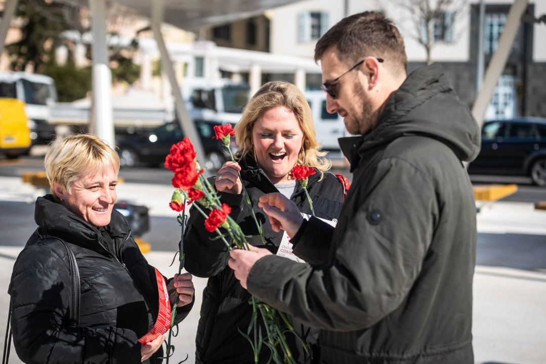 Povodom Dana žena SDP-ovci dijelili karanfile na Poljani