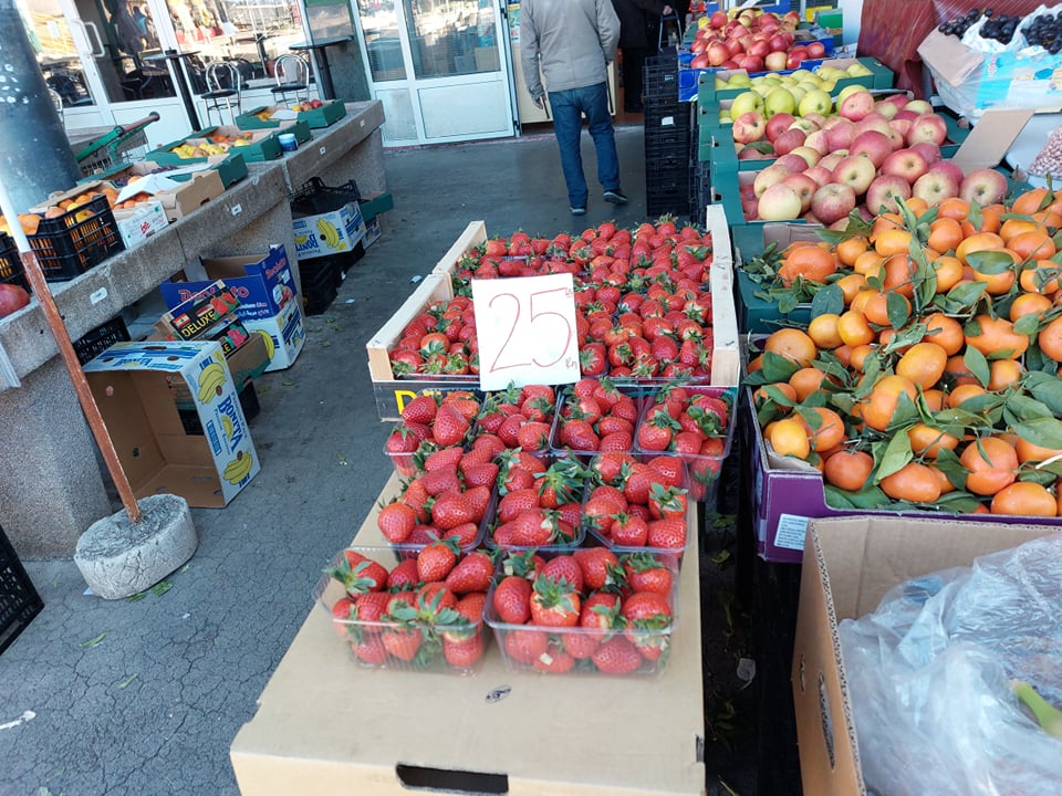 Na peškariji skromna ponuda zbog bure: Srdele, brancini i jedna murina