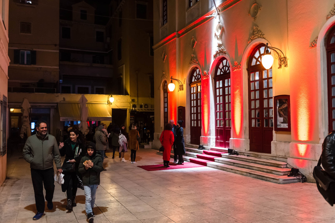 Ženski orkestar do suza nasmijao šibensku publiku, likovi su nam bolno poznati!