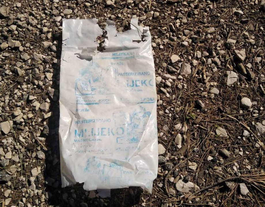 Nakon plastične čašice, na obalu kod Šibenika isplivala još jedna ambalaža iz davno ugašene Mljekare Zadar  