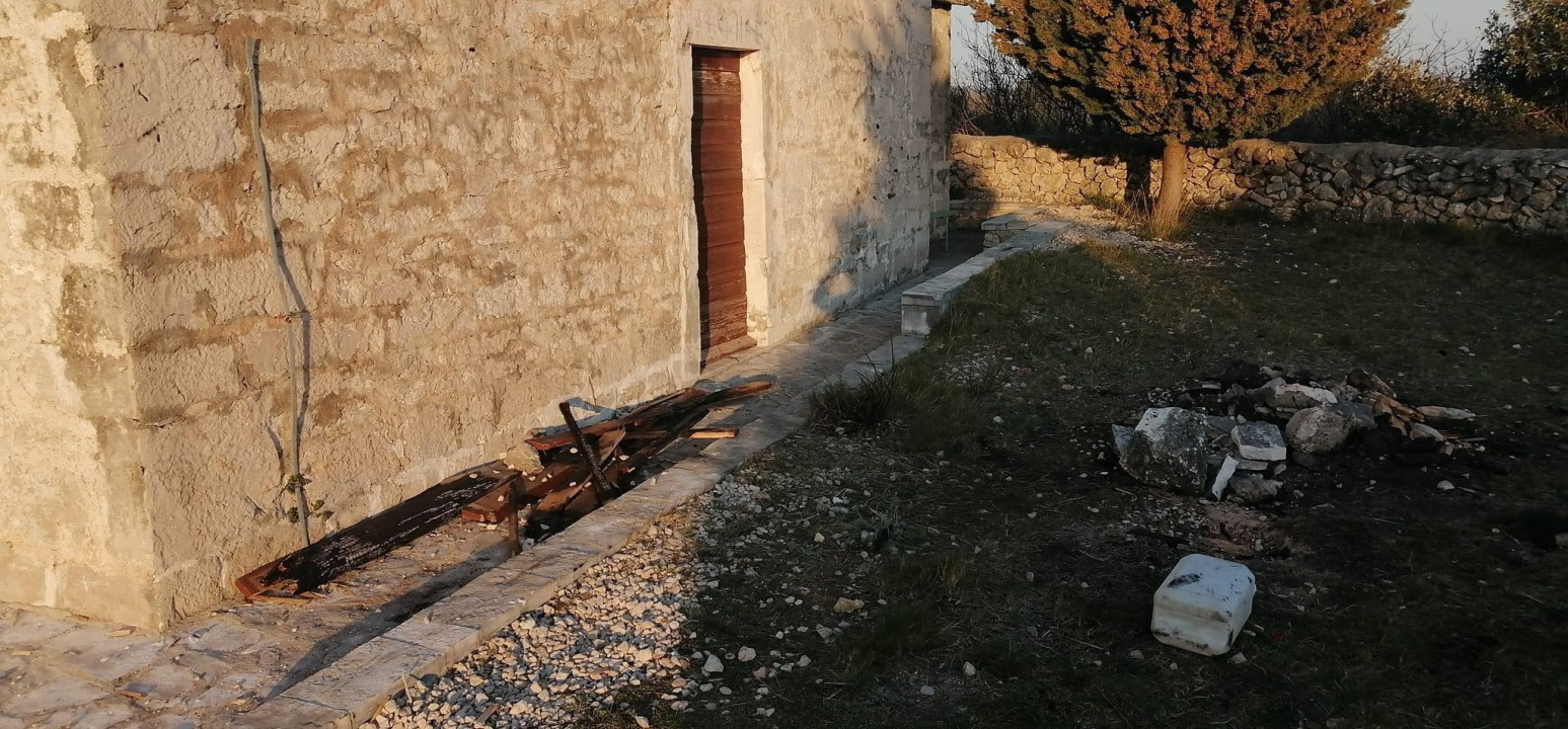 Netko je provalio u crkvu sv. Mihovila na Pisku: Oštećen inventar i išarani zidovi 