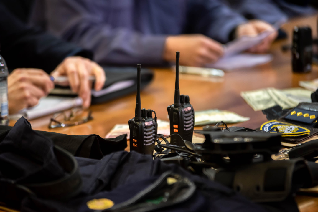 Uhićen 53-godišnjak koji je u 13 godina počinio 9 pljački: Našli mu strojnicu, zolju, pištolje, policijske oznake koje je koristio...