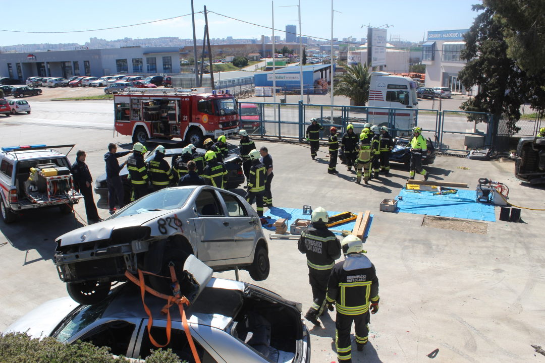 Vatrogasci u podizanju pripravnosti i svijesti u području prometne sigurnosti: Vježba u Kaštelima