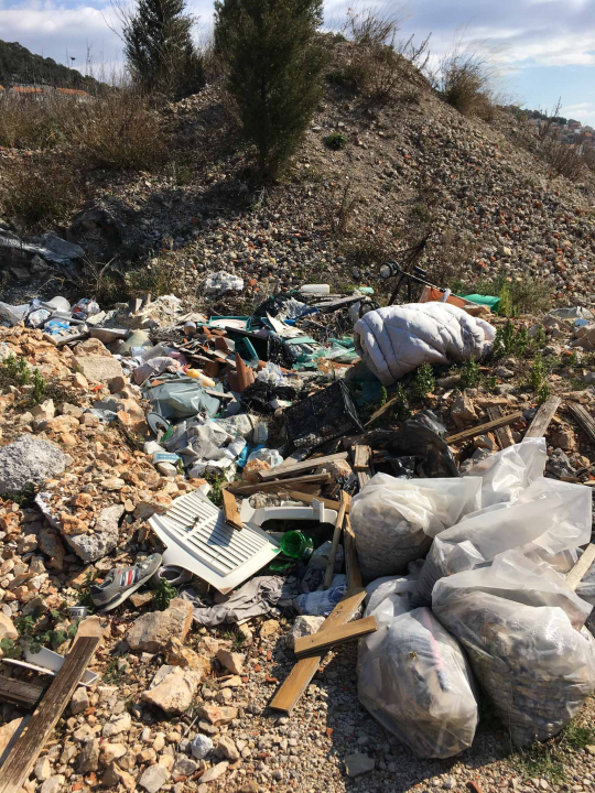 Stara rasvjeta s rive završila na TEF-u okružena tonama građevinskog i drugog otpada!