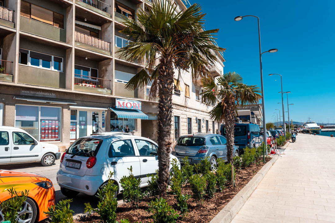 Riva do sezone u kompletno novom ruhu: Nakon zamjene rasvjete počelo uređenje zelenih površina  