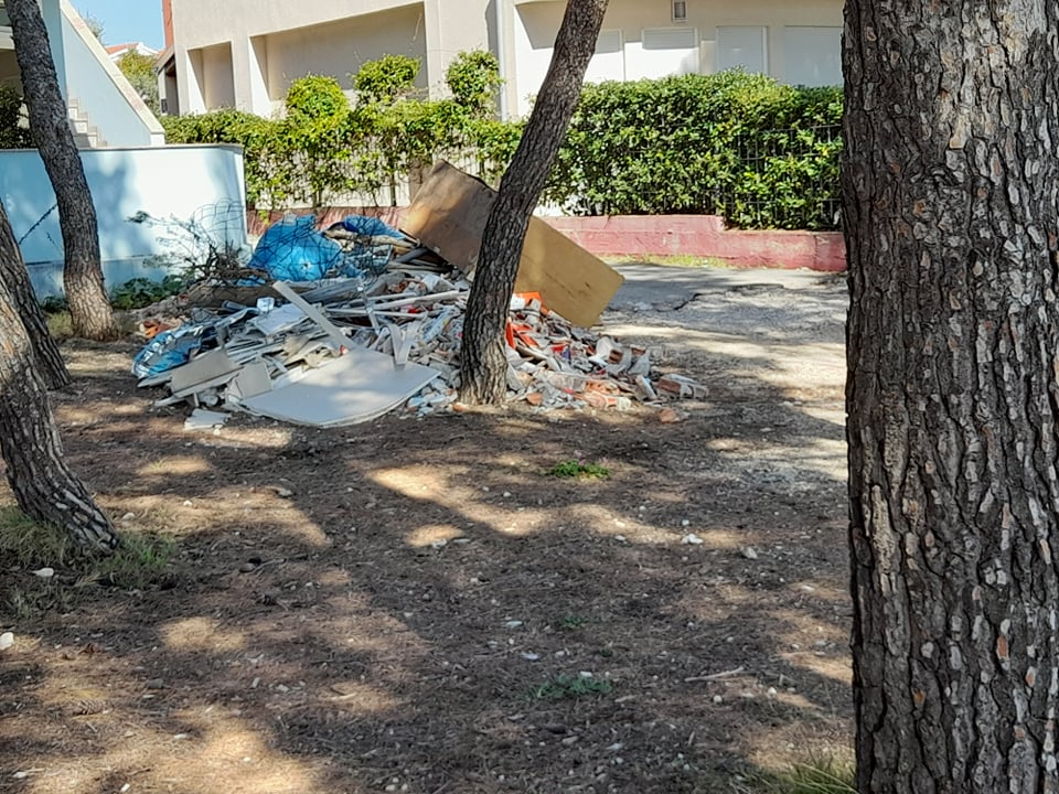 Jadrija: Idilično odlagalište građevinskog otpada i starog namještaja tik uz plažu