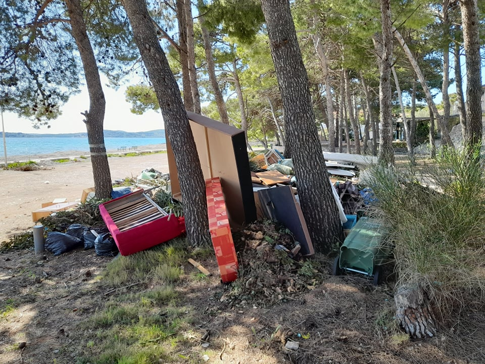 Jadrija: Idilično odlagalište građevinskog otpada i starog namještaja tik uz plažu