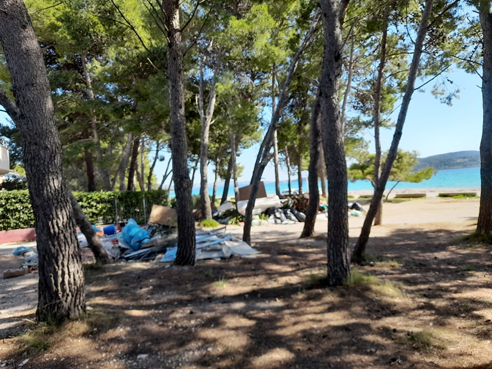 Jadrija: Idilično odlagalište građevinskog otpada i starog namještaja tik uz plažu