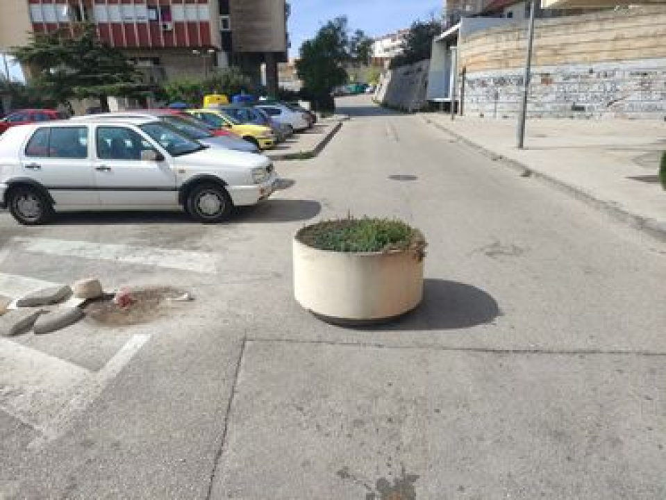 Netko je ogroman pitar ostavio na cesti ispod Plavog nebodera: 'Užasno je težak, nije se ovo moglo na ruke' 