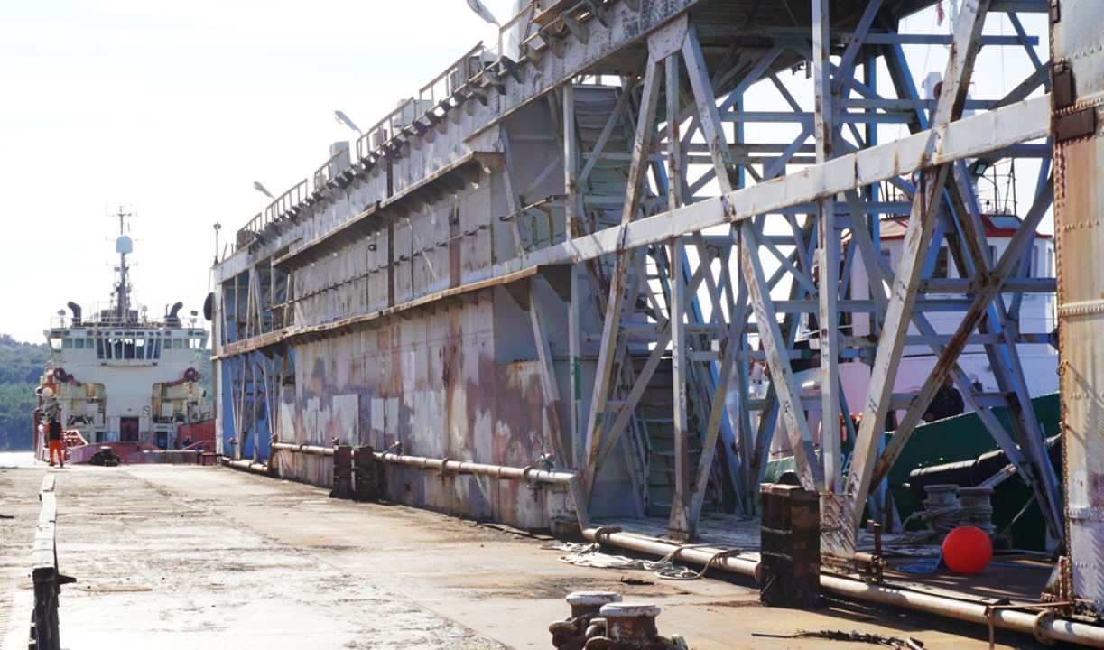 Iskra brodogradilište ispratila na rezanje u Tursku stari plovni dok 