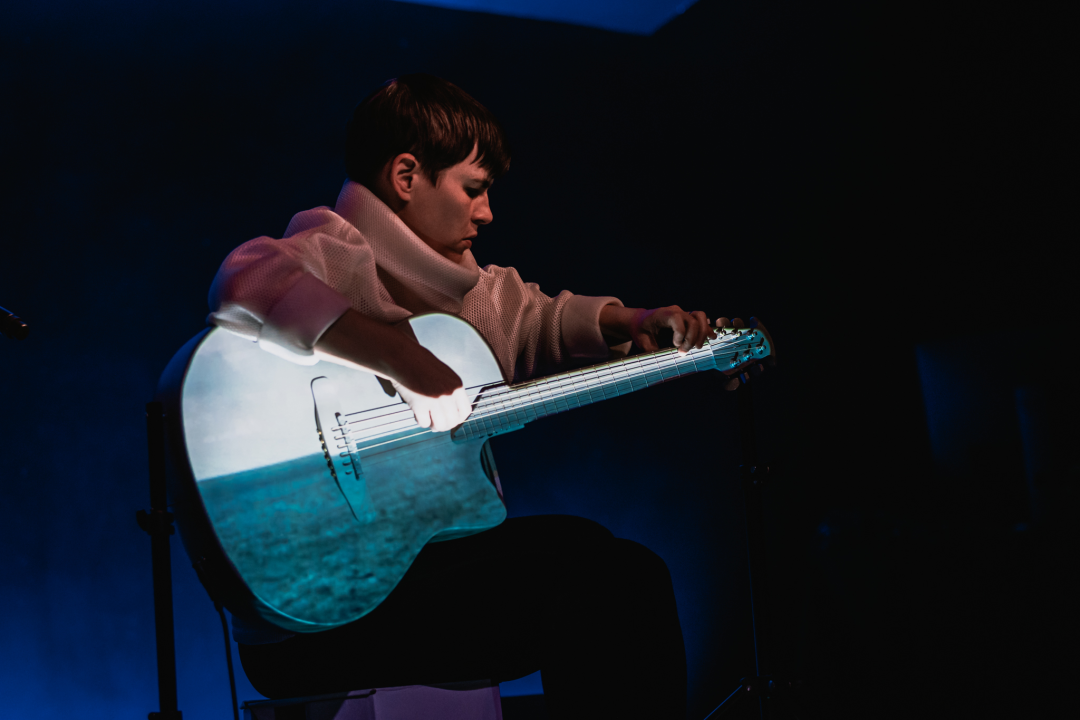 Spektakularne slike na pozornici Arsena: 'Boginja gitare' Kaki King u Šibeniku doslovno obojala zvuk!