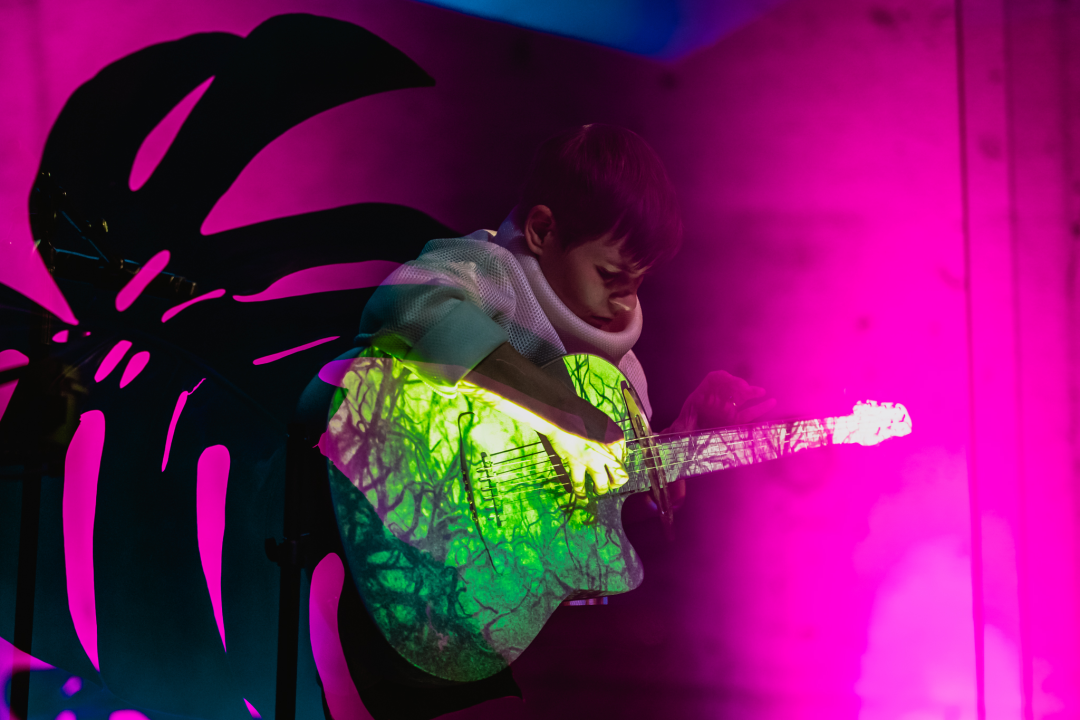 Spektakularne slike na pozornici Arsena: 'Boginja gitare' Kaki King u Šibeniku doslovno obojala zvuk!