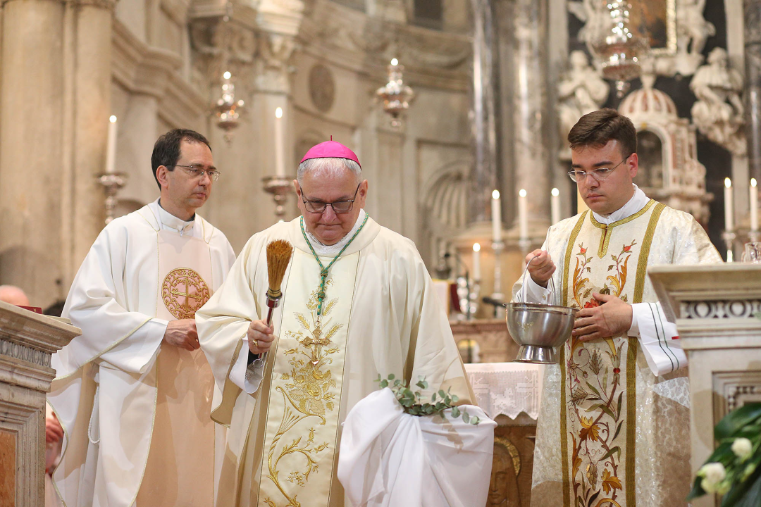 Vazmeno bdijenje u katedrali svetog Jakova: 'Božji darovi nisu privremeni, nisu prolazni'