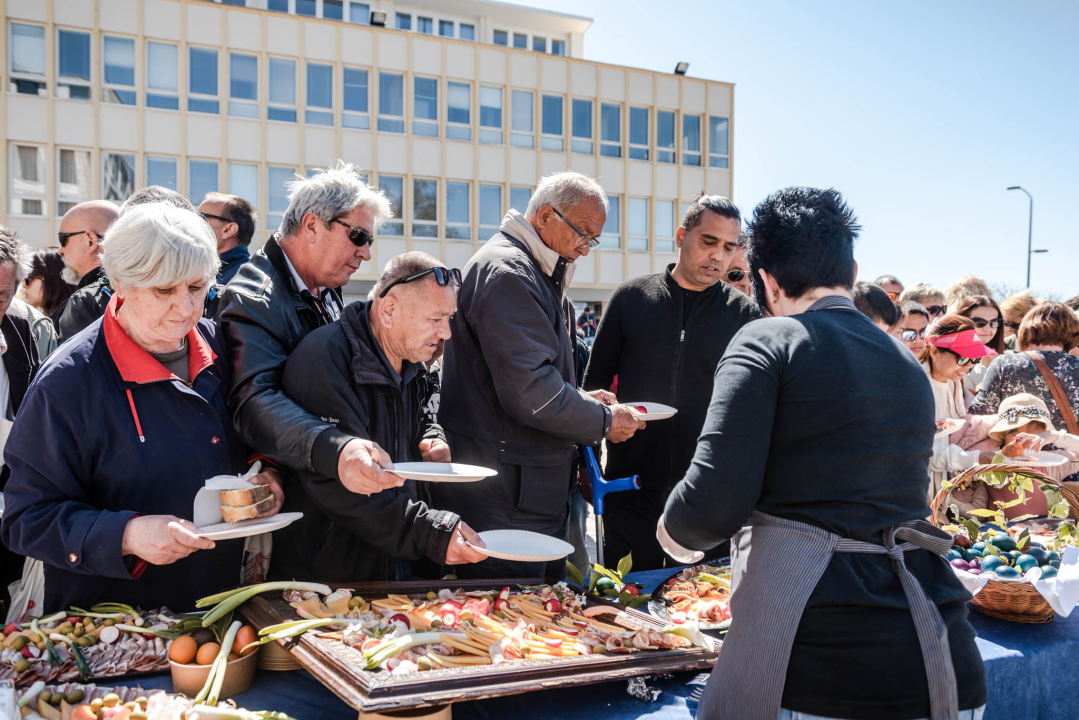 Uskršnji doručak pred Županijom označio početak turističke sezone: 'Očekujemo više ljudi nego rekordne 2019. godine'