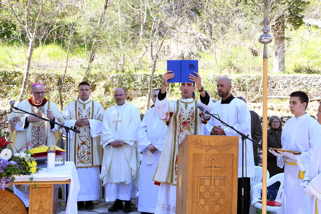Uskrsni Emaus na Skradinskom buku okupio veliki broj vjernika