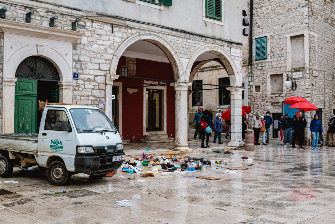 Smeće pod zaštitom UNESCO-a? Sigurno se pitaju turisti koji su jutros vidjeli ovaj horor kod katedrale