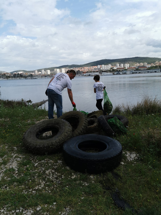 Očišćena Dumboka: Tridesetak ljudi prikupilo 70 vreća smeća i dvadesetak automobilskih guma
