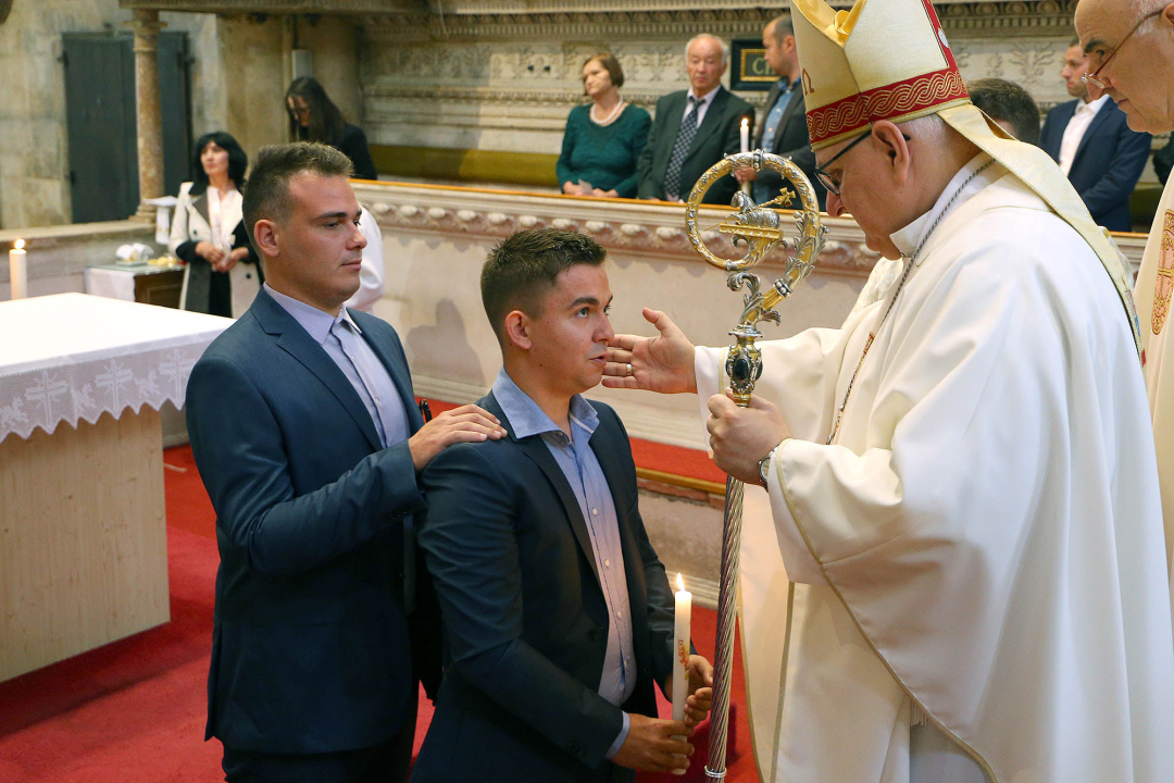 U katedrali sv. Jakova kršteno petero odraslih vjernika, a tri para vjenčana