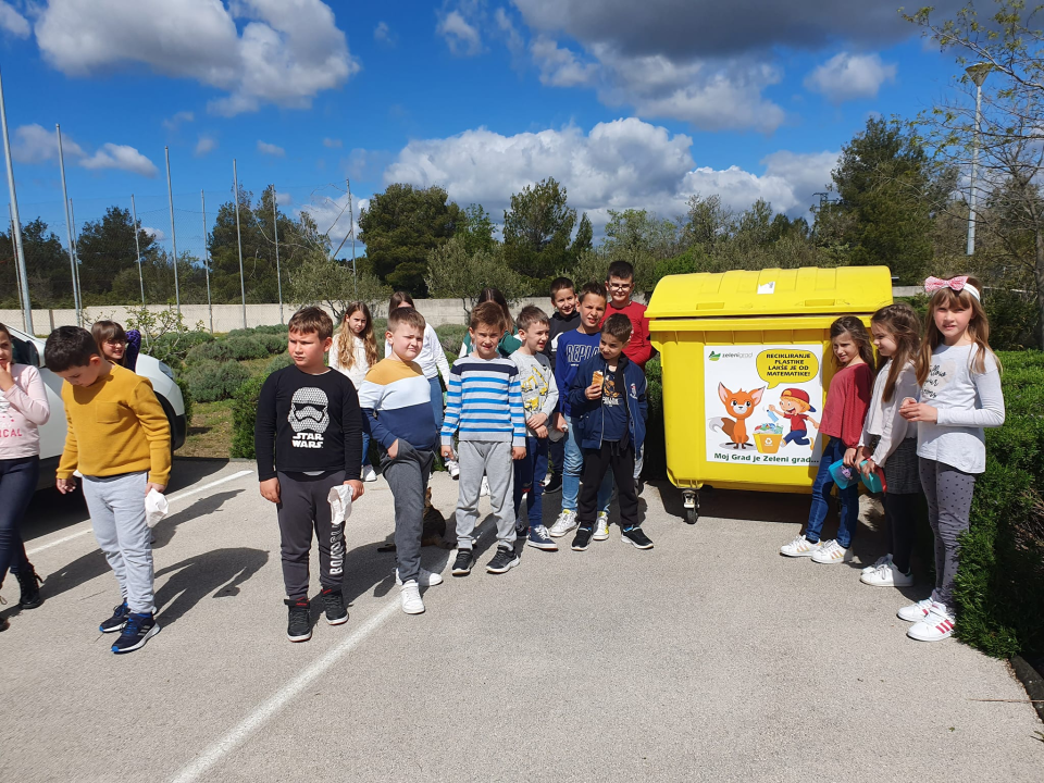 Učenici sedam osnovnih škola učili o odlaganju otpada, a od Zelenog grada dobili i spremnike 