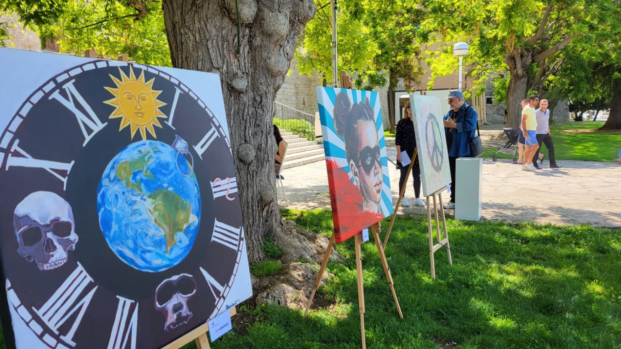 Izložba stolova: Apostolove kontra korone zamijenili apostolovi za mir