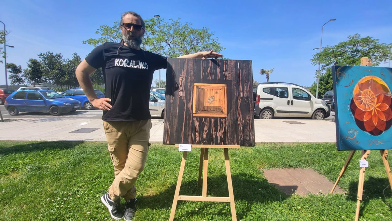 Izložba stolova: Apostolove kontra korone zamijenili apostolovi za mir