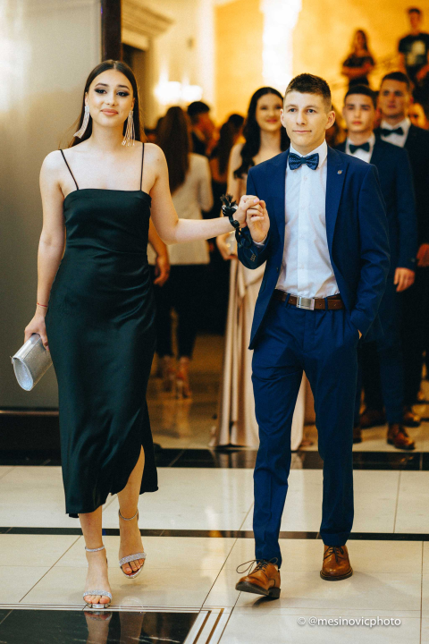 Pogledajte kako su zablistali učenici Industrijsko-obrtničke škole na svom maturalnom plesu (1. dio)