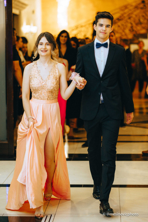 Pogledajte kako su zablistali učenici Industrijsko-obrtničke škole na svom maturalnom plesu (1. dio)